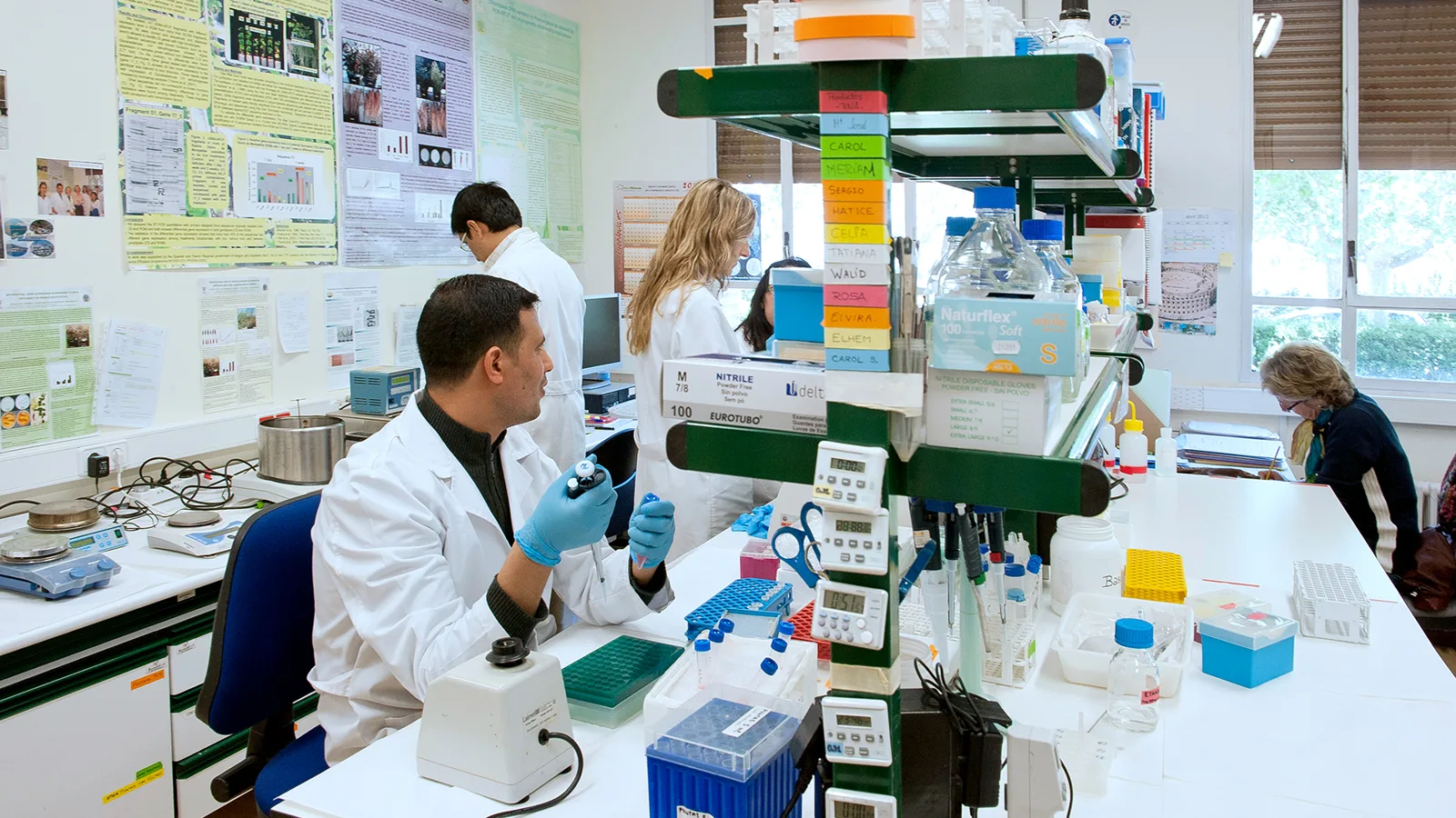 Ricercatori in camice al lavoro in un laboratorio luminoso