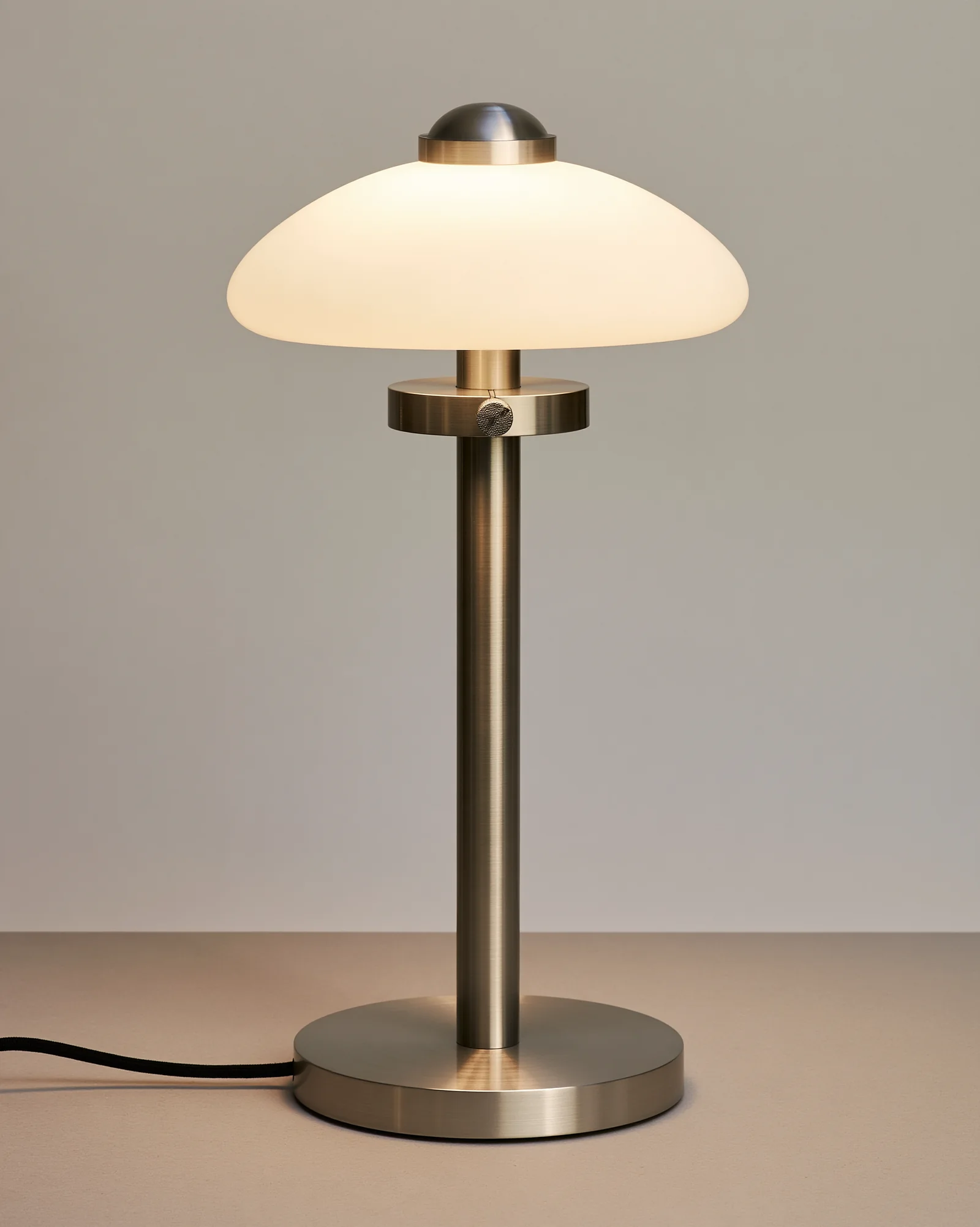 Lampada da tavolo con paralume opalino