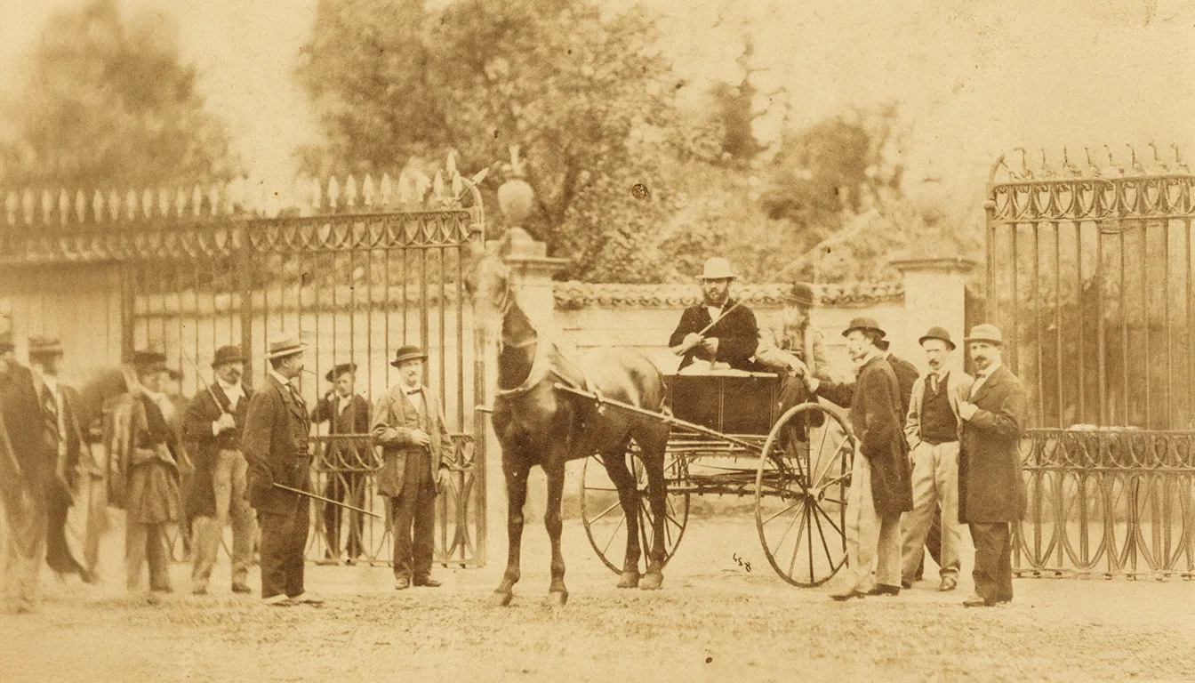 Scena seppia ricostruita: una carrozza davanti a un cancello con figure in abiti d’epoca