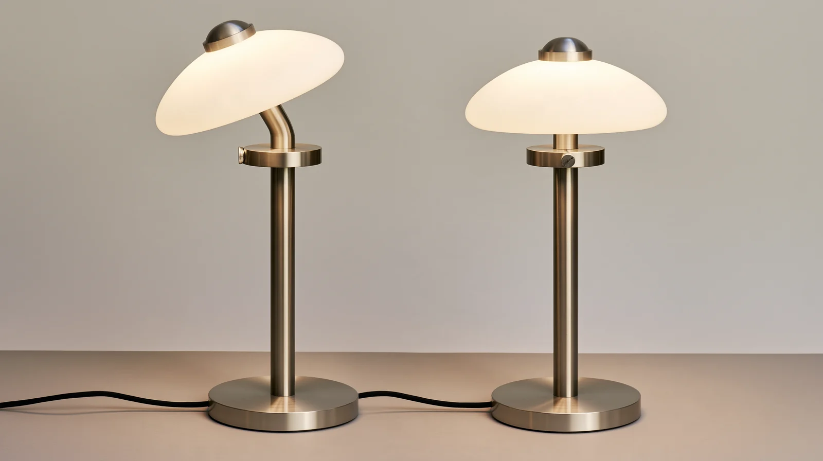 Coppia di lampade con paralumi opalini e basi metalliche