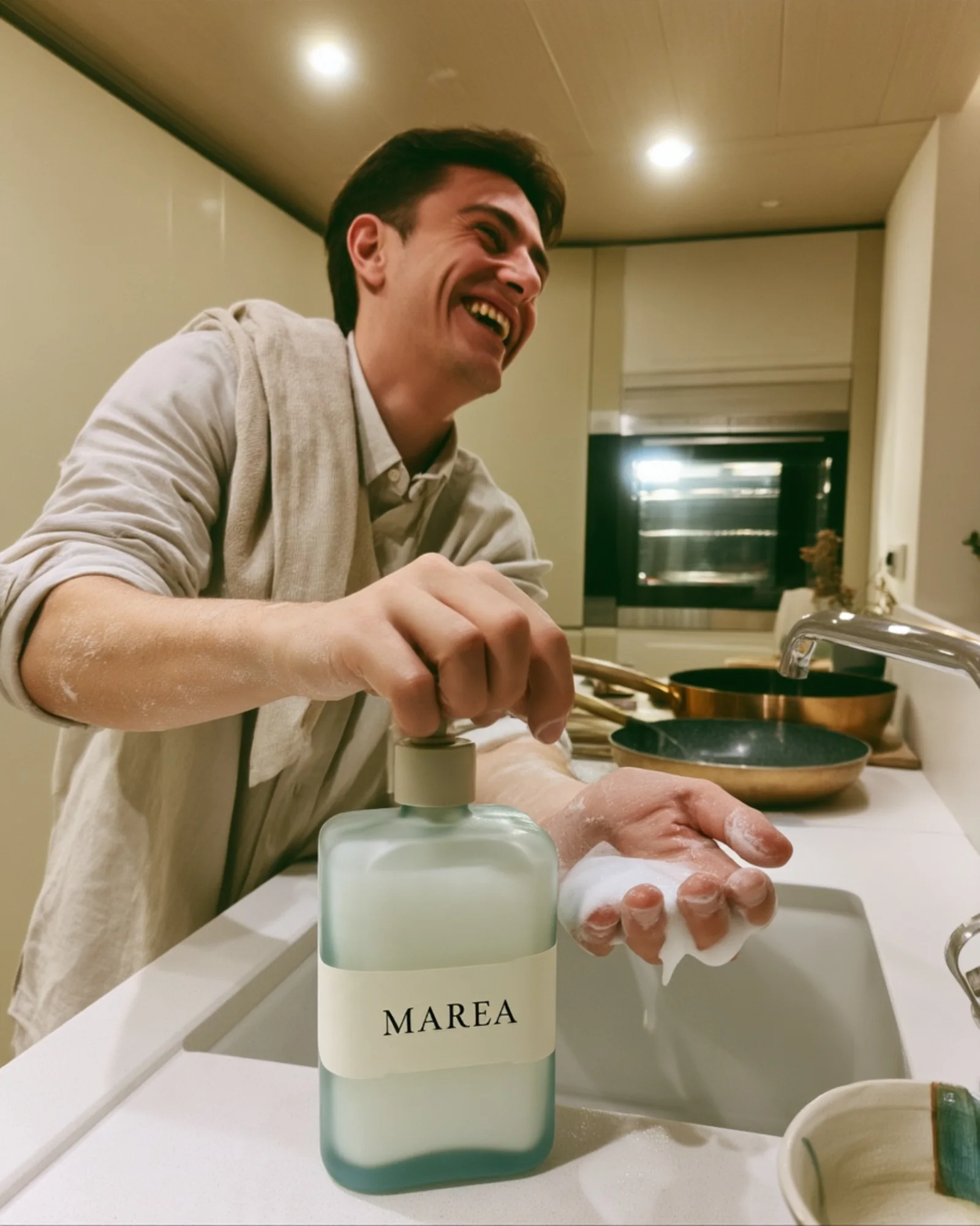 Ragazzo che si insapona le mani in cucina con il pack MAREA